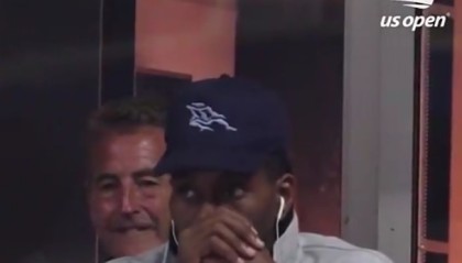 不受阴阳合同指控影响？小卡现身美网见证辛纳进决赛 心情不错